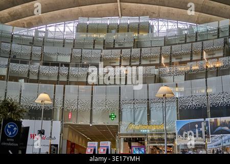 Vue intérieure d'un centre commercial moderne à plusieurs niveaux à Paris, France, présentant un design architectural contemporain avec plusieurs étages... Banque D'Images