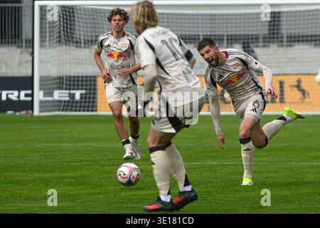 Toronto, ON, Canada - 14 mars 2026 : Emil Forsberg #10 des Red Bull New York et Adri Mehmeti #15 des Red Bulls de New York concourent pour la possession Banque D'Images