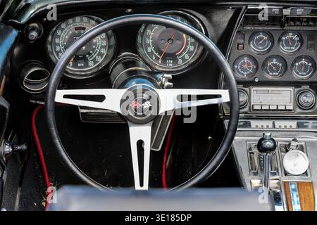 Détail intérieur avec tableau de bord, volant et jauges, Chevrolet Corvette Stingray C3, 1968-1969. Roadrunner's Paradise Race 61 Festival. Banque D'Images