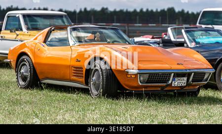 FINOWFURT, ALLEMAGNE - 28 JUIN 2025 : voiture de sport Chevrolet Corvette C3 Stingray T-TOP coupé, 1969-1976. Roadrunner's Paradise Race 61 Festival. Banque D'Images
