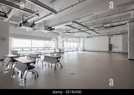 Studio modulable avec services exposés et tables pour le travail en groupe. Banque D'Images