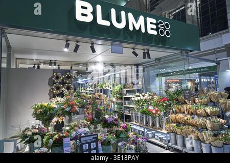 Blume 2000 fleuriste magasin de fleurs dans la gare, la gare principale, offre des fleurs fraîches à acheter pour les voyageurs en Halle, Saxe-Anhalt, Allemagne, fleur Banque D'Images