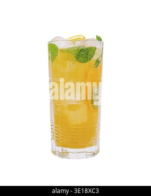 Un grand verre rempli d'une boisson orange vibrante, garni de feuilles de menthe fraîche et d'une touche de citron. Parfait pour une chaude journée d'été, servi frais w Banque D'Images