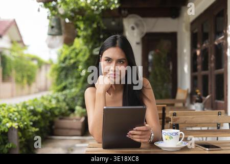 Portrait de jeune belle femme asiatique dans un café Banque D'Images