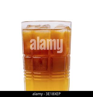 Un grand verre rempli de thé glacé et de glaçons, capturant l'essence d'une journée chaude. Le liquide ambre scintille dans la lumière, invitant un moment de réf Banque D'Images