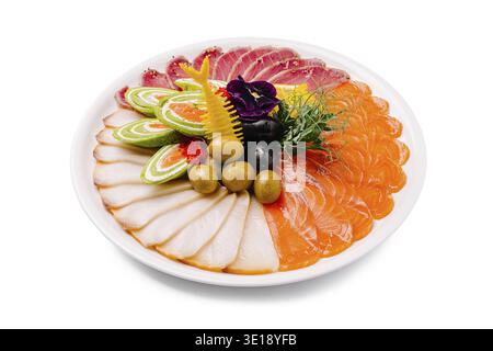 Un plateau de sashimis magnifiquement arrangé avec des tranches assorties de saumon et de thon, garni d'olives, de fruits colorés et d'herbes. Idéal pour shar Banque D'Images
