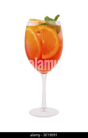 Un cocktail vibrant rempli d'oranges et garni de feuilles de menthe fraîches se trouve élégamment dans un verre clair, parfait pour profiter d'une chaude journée d'été Banque D'Images