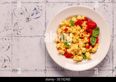 Pâtes italiennes farcies. Sacсhettini pâtes dans une assiette avec sauce tomate. Banque D'Images