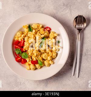Pâtes italiennes farcies. Sacсhettini pâtes dans une assiette avec sauce tomate. Banque D'Images