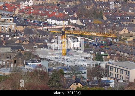 Vue sur la ville Fairtrade d'Ilkley depuis Cow & Calf Rocks sur Ilkley Moor, West Yorkshire, Royaume-Uni Banque D'Images