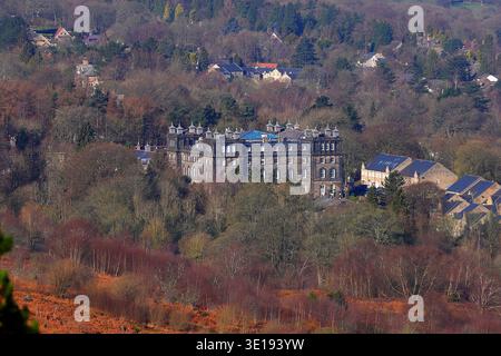 Vue sur la ville Fairtrade d'Ilkley depuis Cow & Calf Rocks sur Ilkley Moor, West Yorkshire, Royaume-Uni Banque D'Images