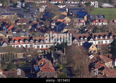 Vue sur un quartier résidentiel de la ville Fairtrade d'Ilkley depuis Cow & Calf Rocks sur Ilkley Moor, West Yorkshire, Royaume-Uni Banque D'Images