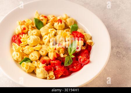 Pâtes italiennes farcies. Sacсhettini pâtes dans une assiette avec sauce tomate. Banque D'Images