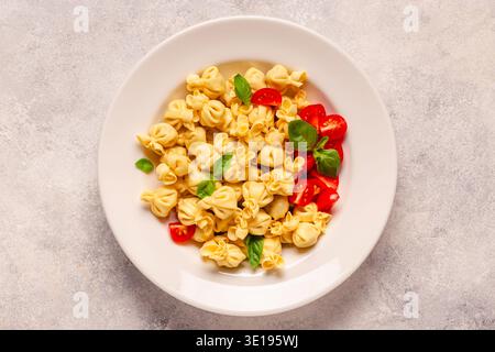 Pâtes italiennes farcies. Sacсhettini pâtes dans une assiette avec sauce tomate. Banque D'Images
