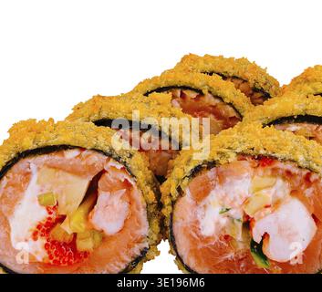 Rouleaux de sushi tempura maki recouverts de miettes frites montrant des ingrédients sur fond blanc Banque D'Images