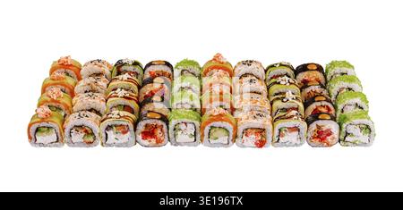 Grand ensemble de sushi avec différents types de rouleaux de maki est servi sur un fond blanc Banque D'Images