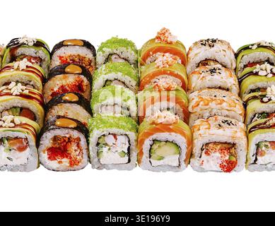 Grand ensemble de sushi avec différents types de rouleaux de maki est servi sur un fond blanc Banque D'Images