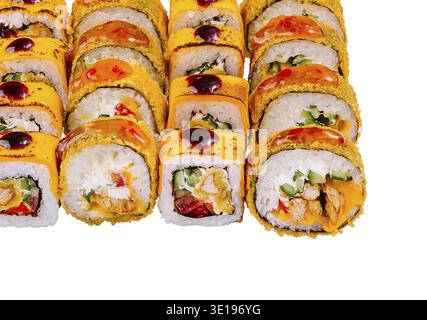 Ensemble de sushi avec différents types de rouleaux de sushi recouverts de sauce et de graines de sésame sur fond blanc Banque D'Images