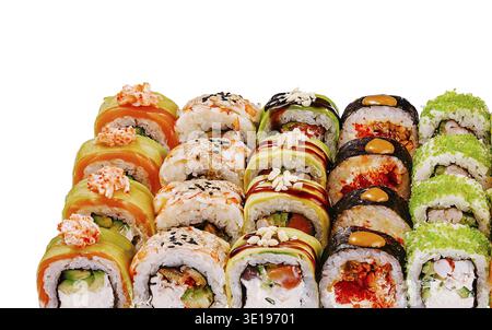 Grand ensemble de sushi avec différents types de rouleaux de maki est servi sur un fond blanc Banque D'Images