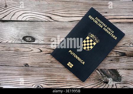 Passeport croate sur la table de près. Carnet officiel de documents d'identité pour les citoyens de Croatie. Concept de voyage et de tourisme en Croatie Banque D'Images
