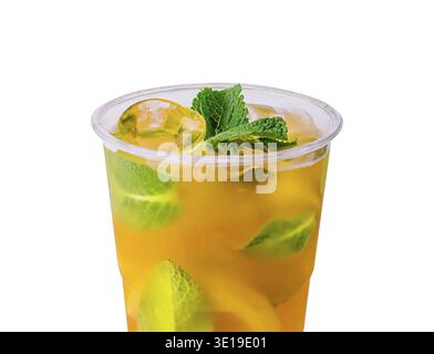 Thé glacé vibrant avec des tranches de citron vert et des feuilles de menthe dans une tasse claire, isolé sur fond blanc Banque D'Images