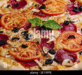 Gros plan d'une pizza suprême fraîchement cuite avec garnitures gros plan Banque D'Images
