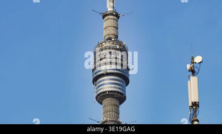 Tour Ostankino transmettant des signaux de radiodiffusion sur le ciel bleu à Moscou Banque D'Images
