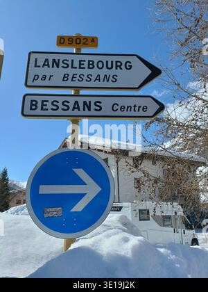 Panneau indiquant le centre de Bessans et Lanslebourg Mont Cenis sur la route D902 en haute Maurienne Alpes françaises en hiver Banque D'Images