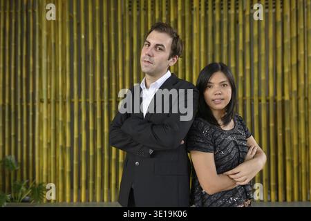 Portrait d'un homme d'affaires et d'une femme d'affaires asiatique en tant que couple multiethnique ensemble contre le mur de bambou à l'extérieur Banque D'Images