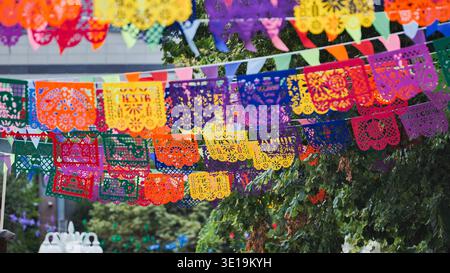 Bannières colorées Papel Picado décorant une Fiesta latino-américaine Banque D'Images