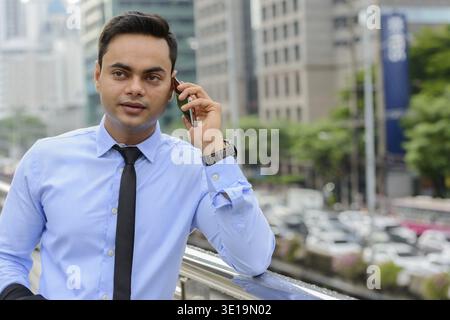 Portrait d'un jeune homme d'affaires indien charmant dans la ville Banque D'Images