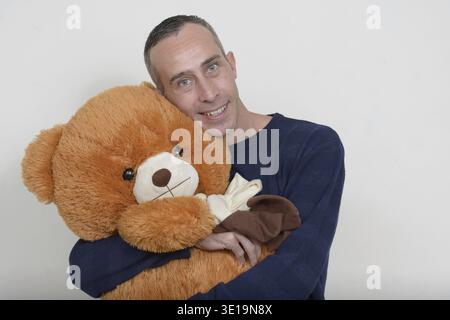 Plan studio d'un bel homme mature sur fond blanc Banque D'Images