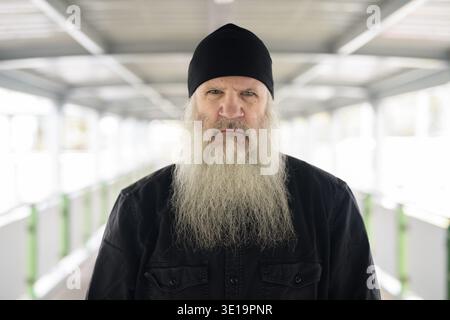 Portrait d'homme hipster mûr beau barbu à la passerelle dans la ville Banque D'Images