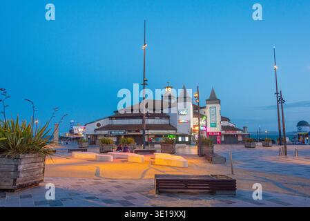 Bournemouth, Angleterre, 14 juillet 2025 : coucher de soleil sur la jetée de Bournemouth en Angleterre.IMAGE Banque D'Images