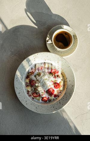 Brunch avec graines. Table rustique pour le petit déjeuner. Repas communal ensoleillé avec des ingrédients sains Banque D'Images