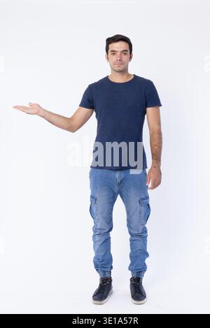 Photo studio d'un jeune bel homme persan isolé sur fond blanc Banque D'Images