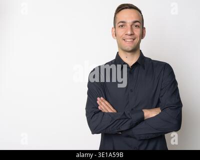 Studio shot du jeune homme d'affaires persan sur fond blanc Banque D'Images