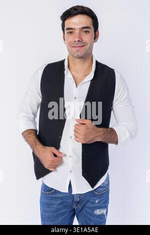 Studio shot du jeune bel homme d'affaires persan isolé sur fond blanc Banque D'Images