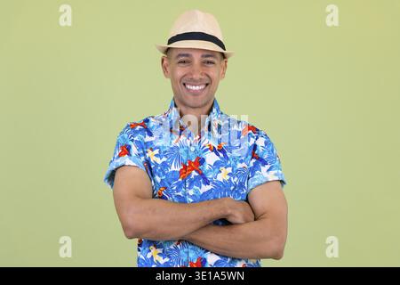 Photo studio d'un bel homme touristique multi ethnique sur fond coloré Banque D'Images