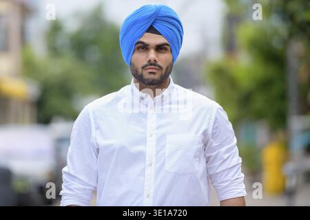 Portrait d'un jeune homme sikh indien barbu dans les rues à l'extérieur Banque D'Images