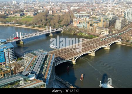Le pont ferroviaire Grosvenor et le pont Chelsea depuis le pont 109 de la centrale électrique de Battersea, Londres, Angleterre Banque D'Images