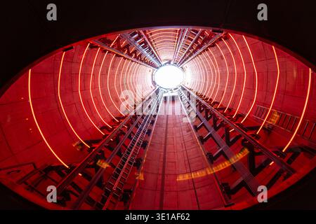 Regardant à travers le toit en verre de l'ascenseur 109 à l'intérieur de la tour de la centrale électrique de Battersea, Londres, Angleterre Banque D'Images