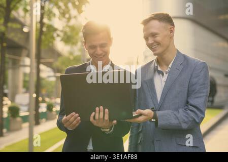 Beau Portrait de deux jeunes hommes d'ensemble à l'extérieur de l'immeuble dans la ville de Bangkok, Thaïlande Banque D'Images