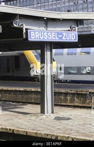 Les voies ferroviaires et les trains dans la gare sud de Bruxelles Banque D'Images