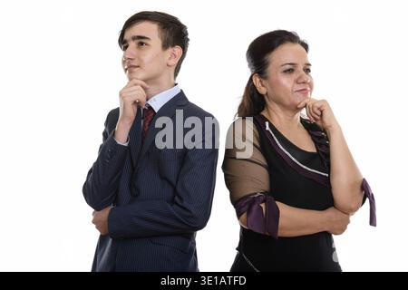 Studio de photo de jeune homme d'affaires persan adolescent et de Perse mature femme pensant ensemble Banque D'Images