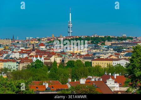 Tour de télévision Zizkov surplombant Prague, république tchèque. IMAGE Banque D'Images