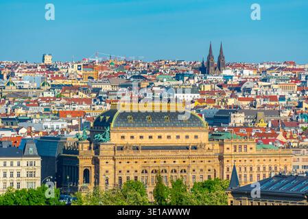 Panorama de Prague dominé par le Théâtre National, Prague, république tchèque. IMAGE Banque D'Images