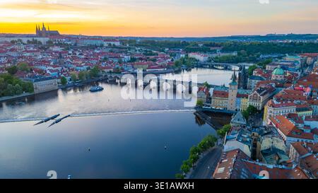 Vue aérienne du coucher du soleil du quartier de Hradcany à Prague, république tchèque.IMAGE Banque D'Images