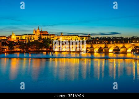 Coucher de soleil sur le château de Prague et le pont charles à Prague, république tchèque.IMAGE Banque D'Images