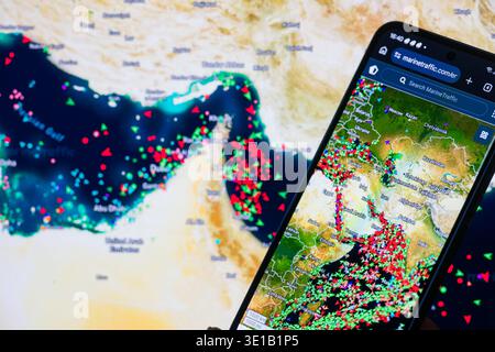 Bruxelles, Belgique. 15 mars 2026. Une carte MarineTraffic montrant les mouvements des navires dans le détroit d'Ormuz est affichée sur l'écran d'un smartphone avec une carte en arrière-plan dans cette illustration photo, alors que le trafic des navires commerciaux sur la voie maritime principale du pétrole diminue fortement au milieu de l'escalade du conflit impliquant l'Iran. Prise à Bruxelles, Belgique, le 15 mars 2026. (Jonathan Raa/Sipa USA) *** strictement à des fins éditoriales *** crédit : Sipa USA/Alamy Live News Banque D'Images